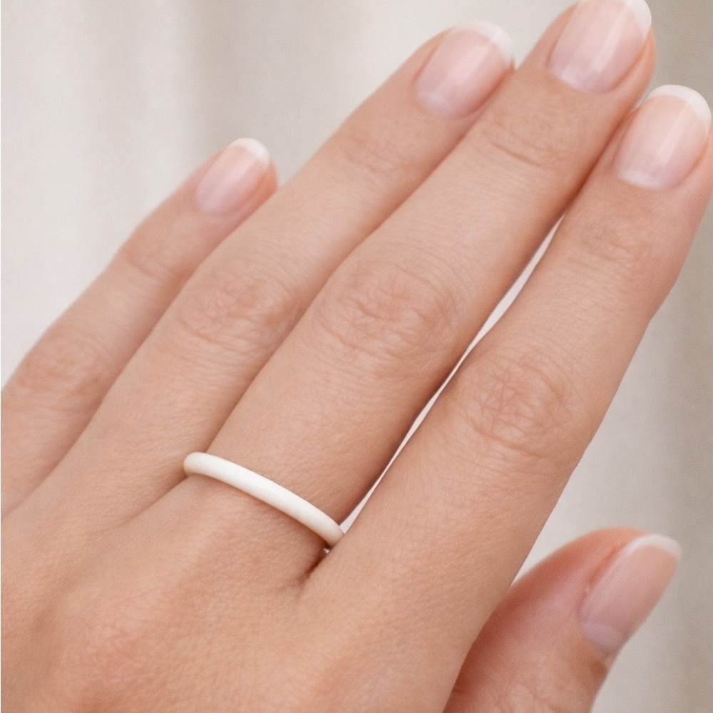 NWT Petit Moments Dainty White Ring Gold Accents, Size 6
